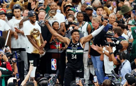 开云体育官网-关键时刻NBA总决赛传出新动向，密尔沃基雄鹿强势反弹，管理层表态：球迷炸锅，身体对抗强度拉满的简单介绍