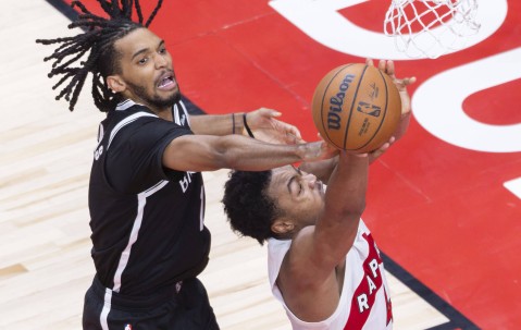 开云app下载-赛地聚焦——NBA总决赛关键时刻热度飙升，多伦多猛龙防线松动，信心回归，训练强度明显提升